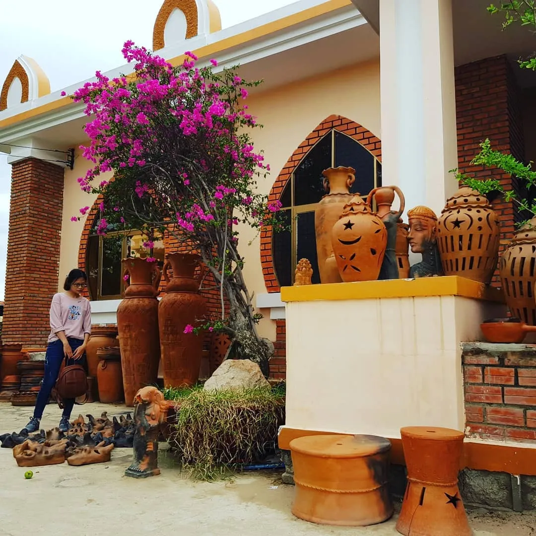 alt text: Hoa văn tinh xảo trên gốm Bàu Trúc