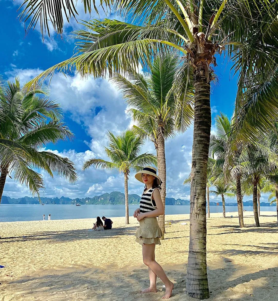 alt text: Hoàng hôn trên biển Bãi Cháy