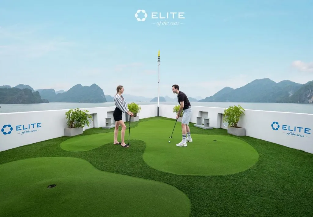 alt text: Hoạt động đánh golf trên du thuyền Elite of the Seas