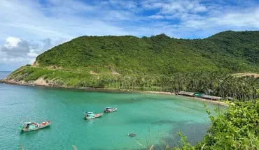 alt text: Hòn đảo hoang sơ với biển xanh cát trắng