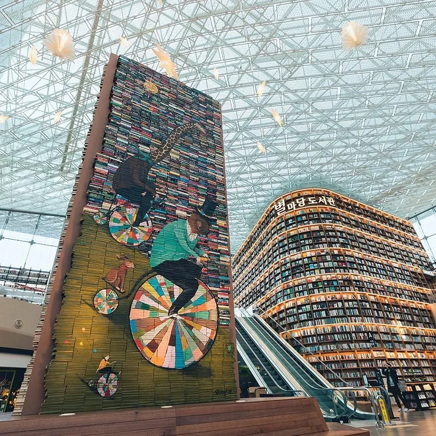 alt text: Kệ sách cao tầng tại thư viện Starfield, Seoul