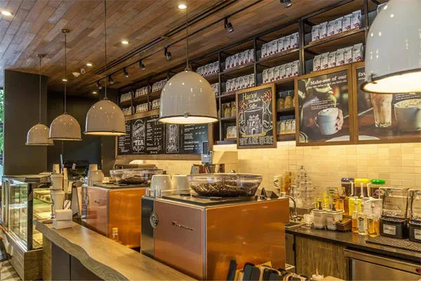 alt text: Khách hàng xếp hàng mua đồ uống tại Starbucks