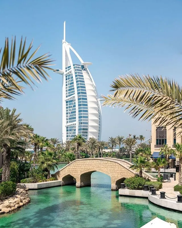 Alt text: Khách sạn Burj Al Arab - Dubai
