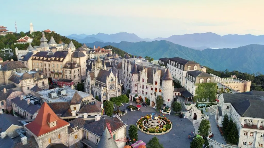 alt text: Khách sạn Mercure Danang French Village Bana Hills nhìn từ xa