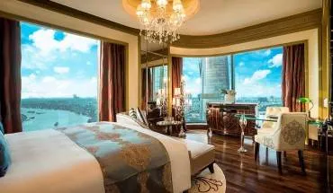 alt text: Khách sạn sang trọng tại Sài Gòn với bể bơi và nội thất hiện đại