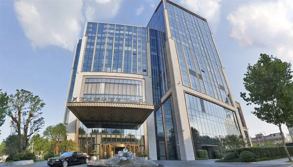 alt text: Khách sạn Wanda Reign Thượng Hải với kiến trúc độc đáo