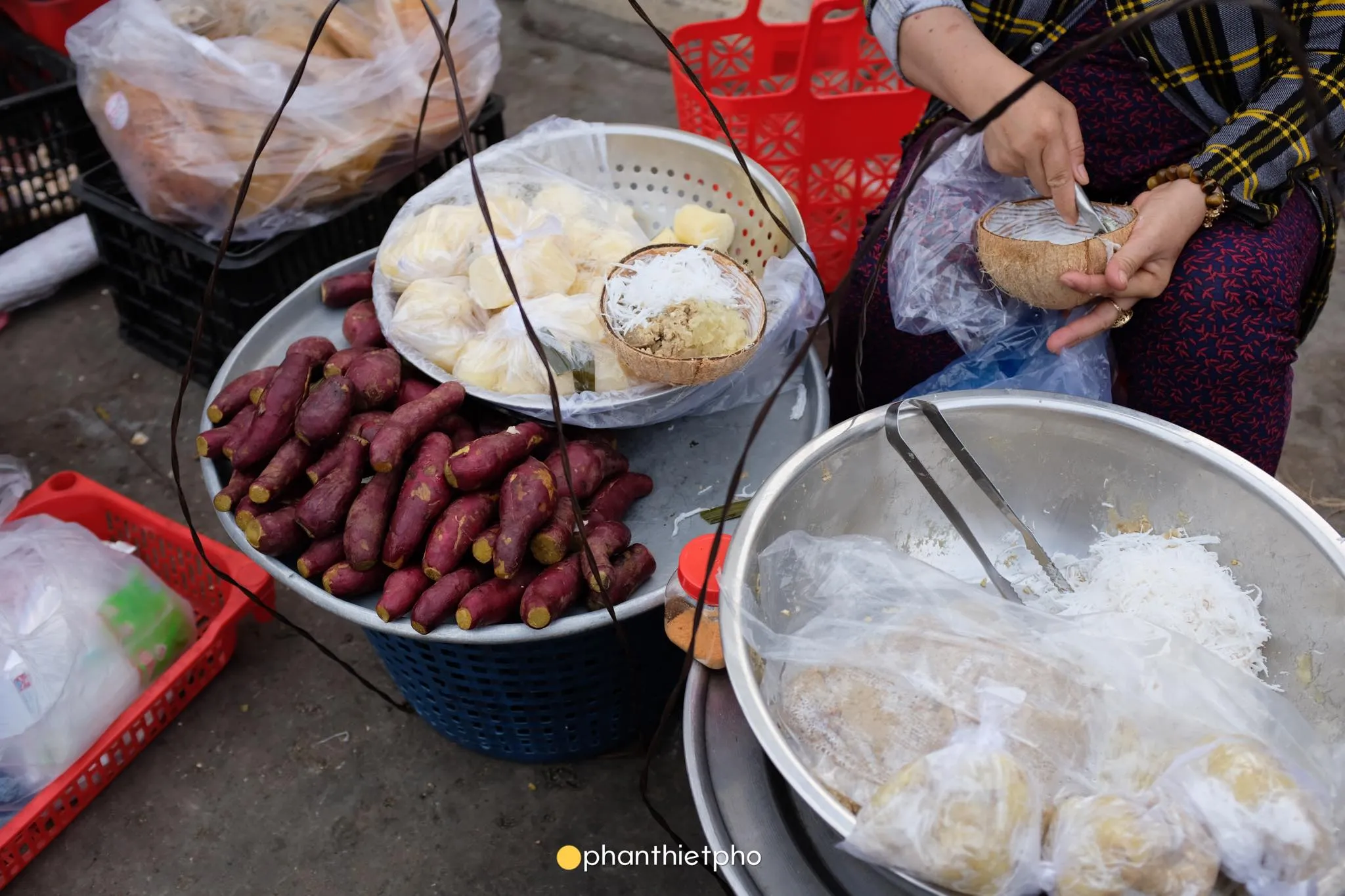 alt text: Khoai lang hầm với dừa nạo