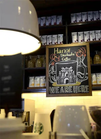 alt text: Không gian bên trong cửa hàng Starbucks Hàng Bài