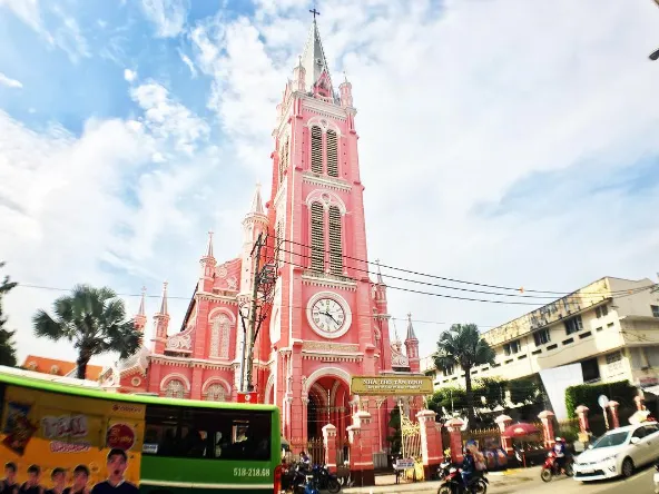 alt text: Không gian bên trong nhà thờ Tân Định