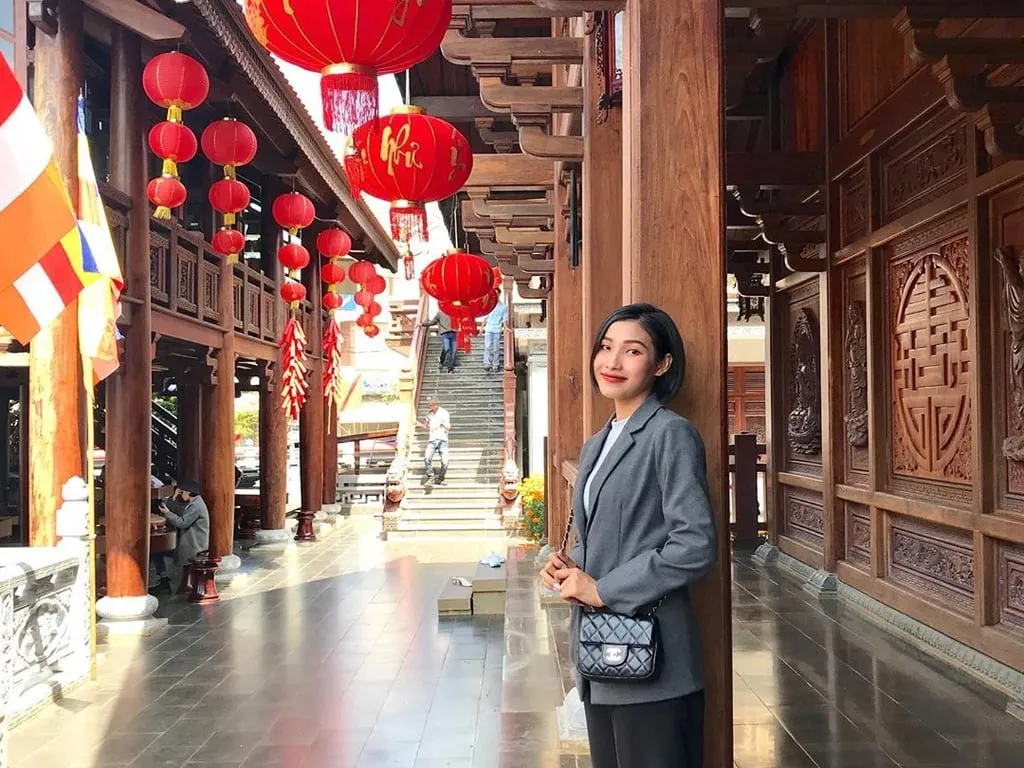 alt text: Không gian chùa Sắc Tứ Khải Đoan với lồng đèn đỏ