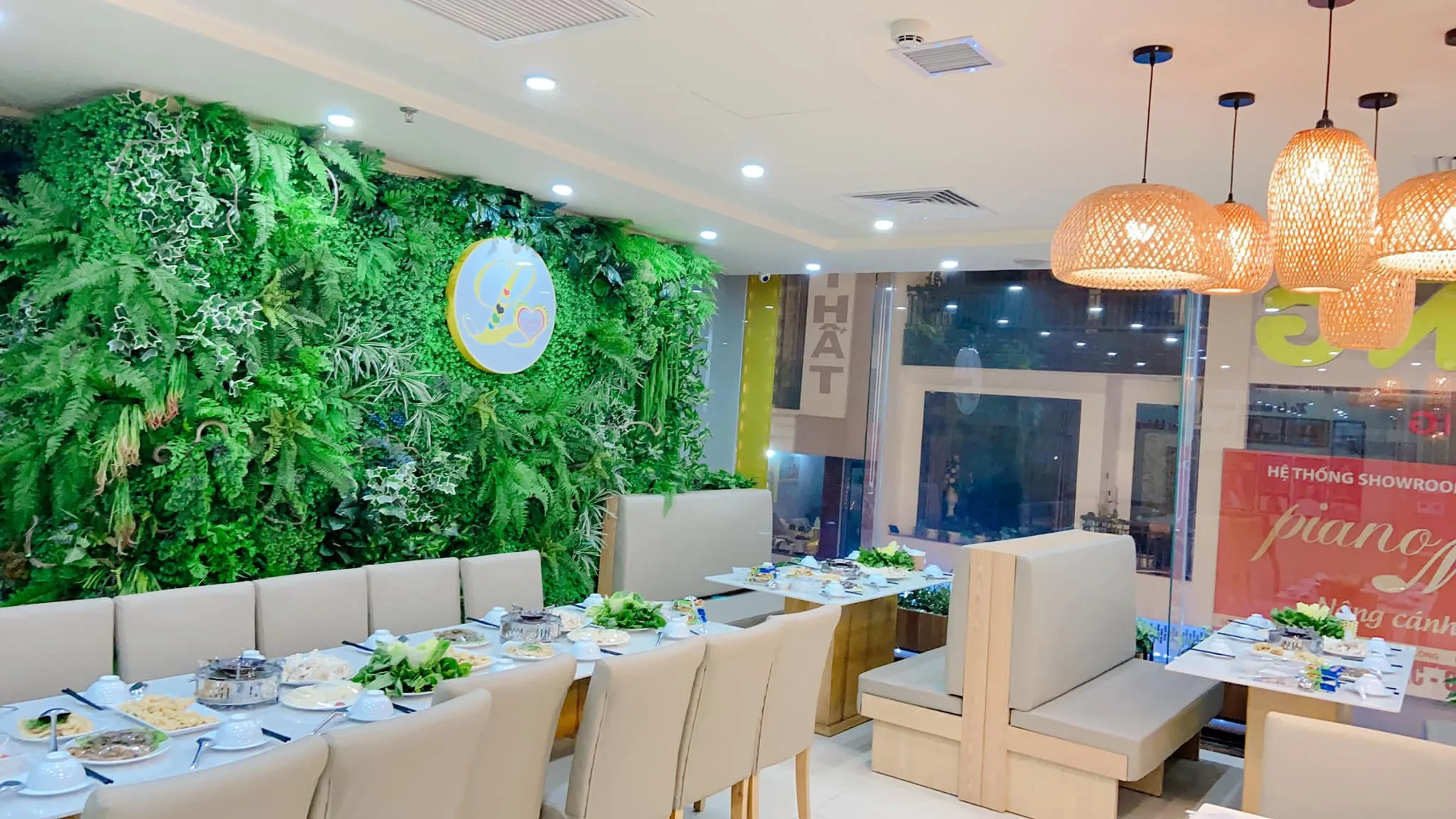 alt text: Không gian sang trọng tại nhà hàng Loving Hut Hạ Long