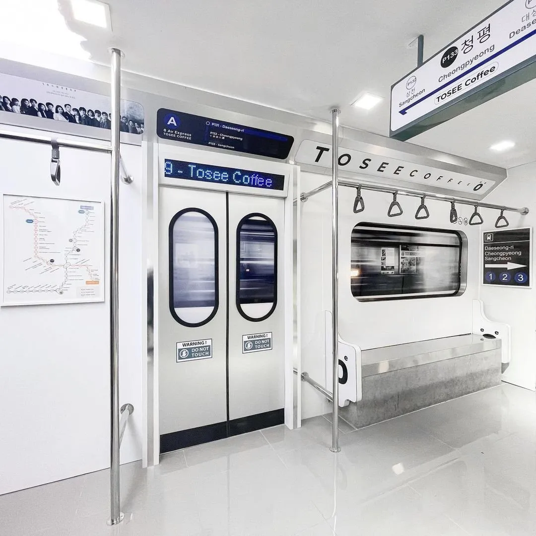 alt text:  Không gian tầng 2 quán cà phê Tosee được thiết kế như một khu cắm trại