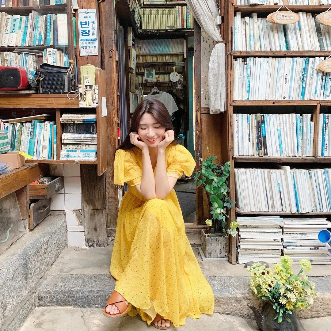 alt text: Không gian yên tĩnh bên trong hiệu sách Dae-oh