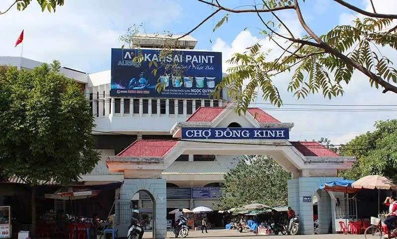 alt text: Không khí nhộn nhịp tại chợ Đông Kinh