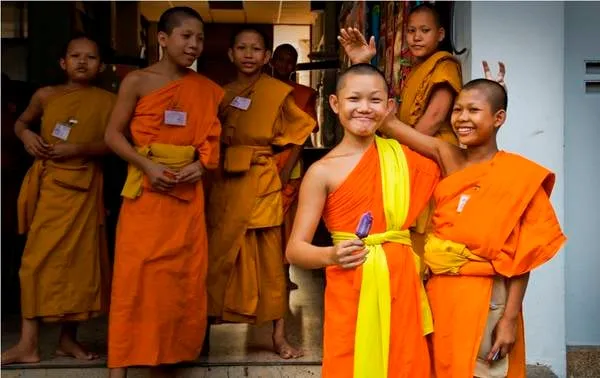 alt text:  Không nên xoa đầu người khác, kể cả trẻ em, vì người Thái quan niệm đầu là nơi thiêng liêng nhất trên cơ thể con người. Ảnh: globaltravelwriters.com
