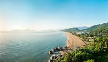 alt text: Khu nghỉ dưỡng Angsana Lăng Cô Huế với khung cảnh thiên nhiên tươi đẹp
