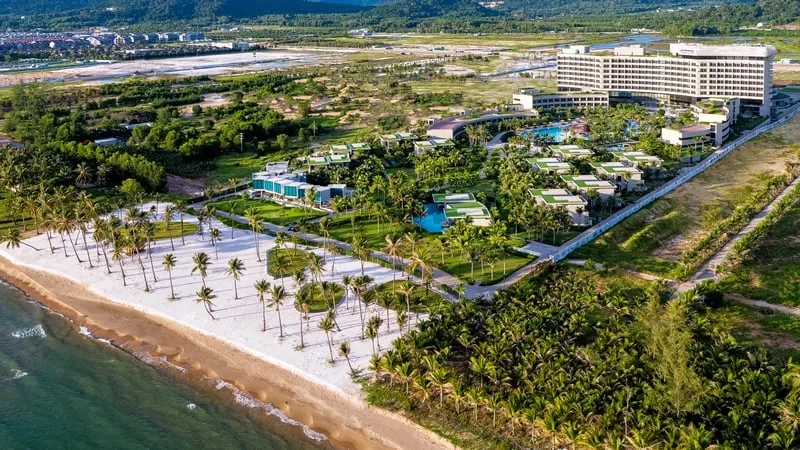 alt text:  Khu nghỉ dưỡng Pullman Phú Quốc với kiến trúc hiện đại