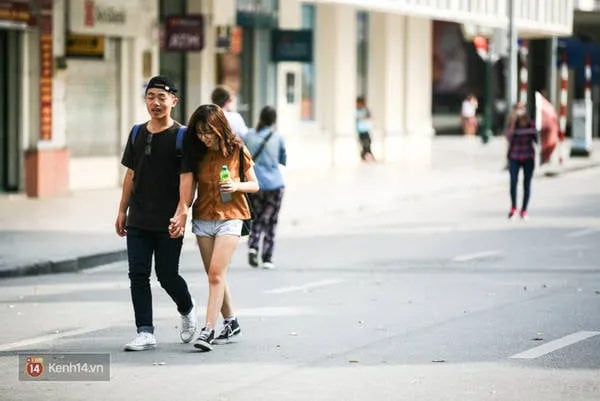 alt text: Khu phố đi bộ quanh Hồ Gươm