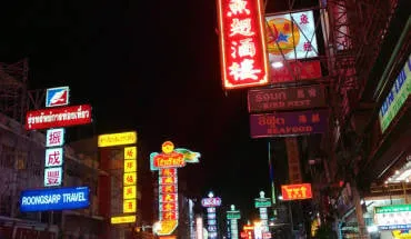 alt text: Khu phố người Hoa ở Bangkok sầm uất với đèn lồng đỏ và nhiều quầy hàng