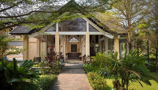 alt text: Khu vườn xanh mát tại Eden Resort Phú Quốc