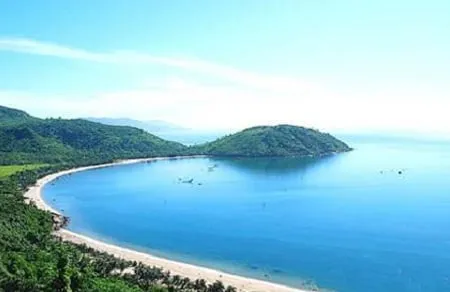 Alt text: Khung cảnh biển xanh, cát trắng, nắng vàng tại bãi biển Đà Nẵng