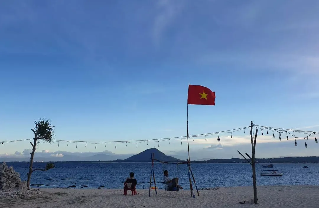 alt text: Khung cảnh hoàng hôn yên bình trên Đảo Hòn Chùa