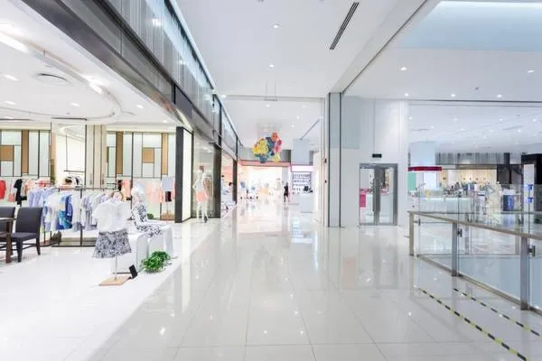 Alt text: Khung cảnh mua sắm sầm uất tại một trung tâm thương mại ở Bangkok