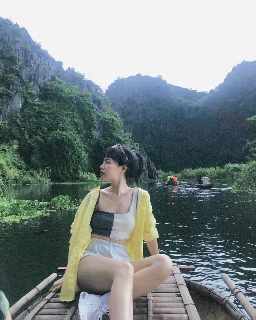 alt text: Khung cảnh nên thơ của đầm Vân Long với núi non và mây trời