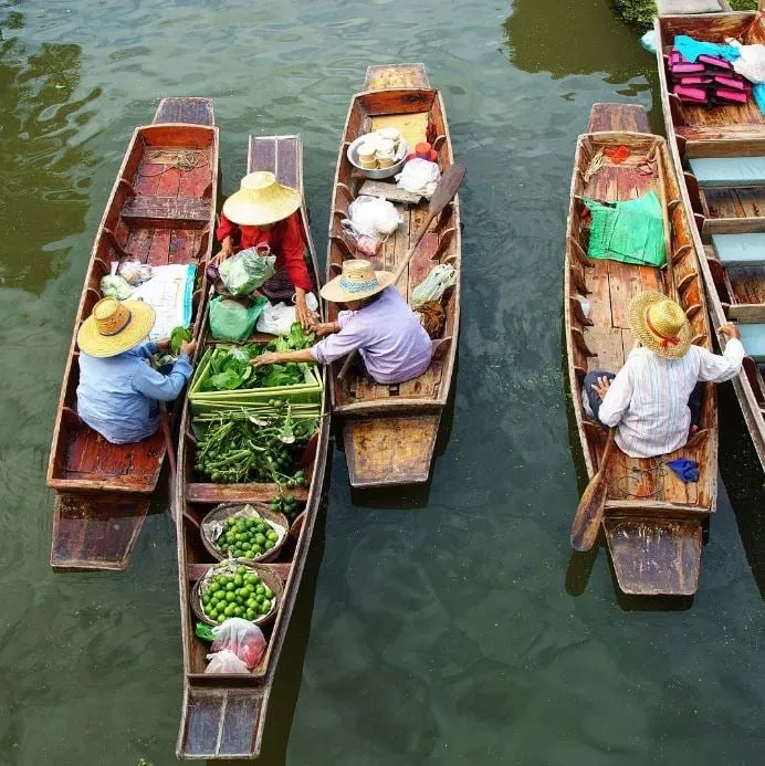 alt text: Khung cảnh yên bình tại chợ nổi Taling Chan.