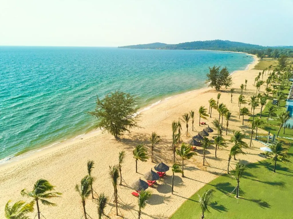 alt text: Khuôn viên bể bơi của Movenpick Waverly Phú Quốc