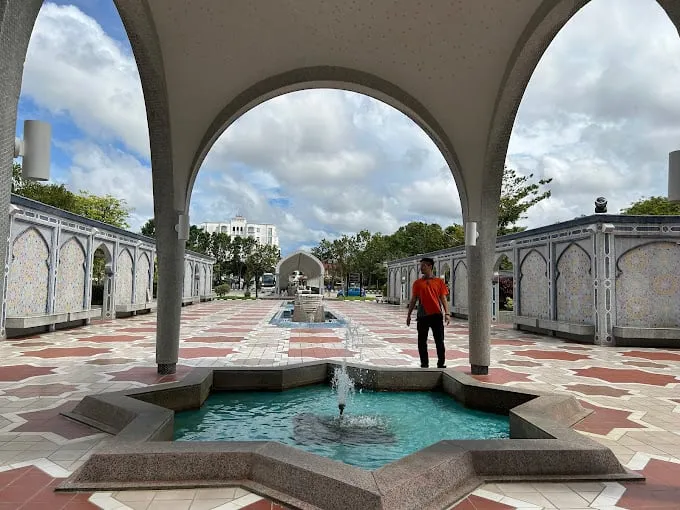 alt text:  Khuôn viên bên ngoài nhà thờ Hồi giáo Jame Asr Hassanil Bolkiah