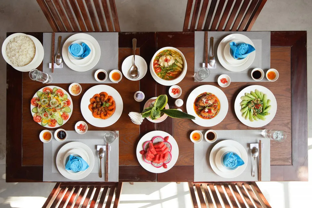 alt text: Khuôn viên Pax Ana Dốc Lết Resort &amp; Spa với cây xanh, thảm cỏ và lối đi bộ thơ mộng