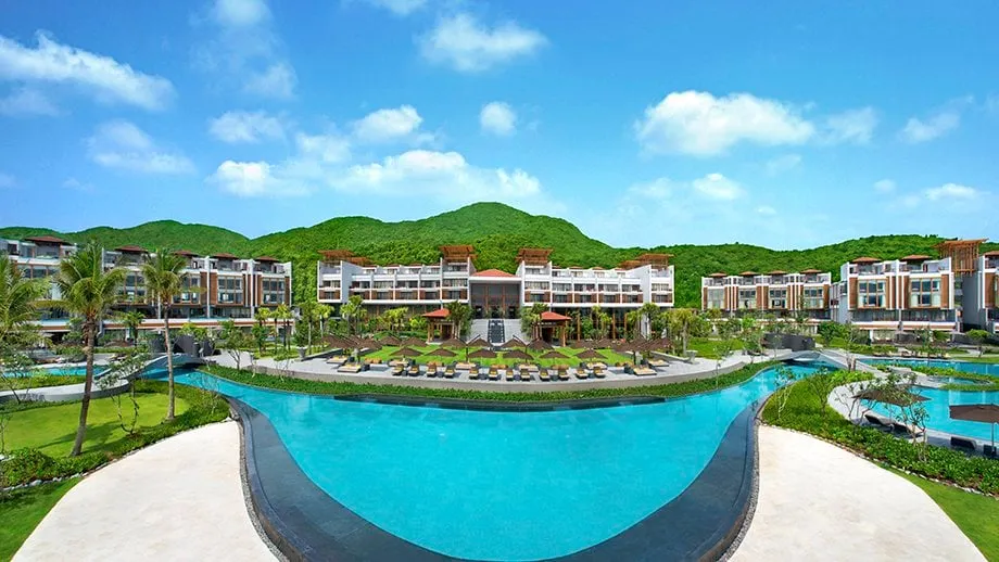 alt text:  Khuôn viên resort Angsana Lăng Cô Huế