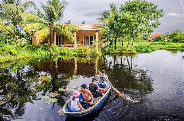 alt text: Khuôn viên xanh mát tại Lagi Farmstay