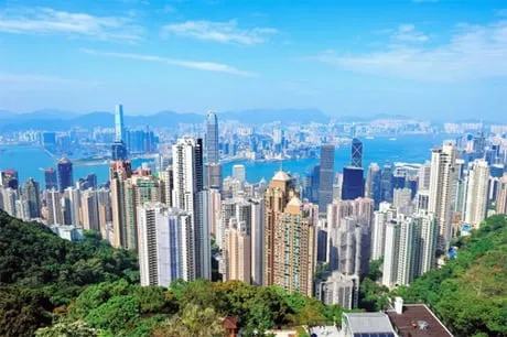 Alt text: Kiến trúc đặc trưng của các tòa nhà cao tầng tại Hong Kong, thể hiện sự kết hợp giữa yếu tố hiện đại và phong thủy.