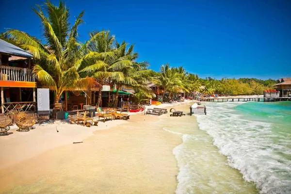 alt text: Koh Rong với bãi biển hoang sơ và nước biển trong vắt