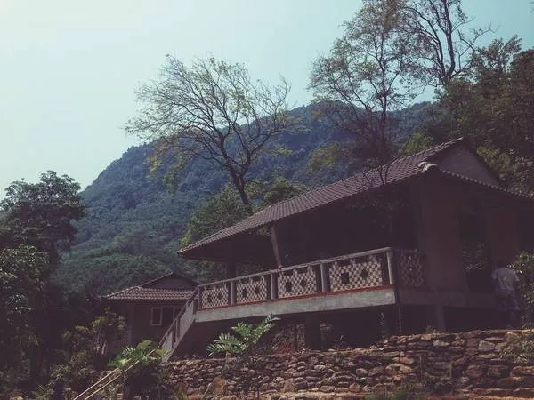 alt text: Làng dân tộc Hrê gần Thác Trắng Minh Long