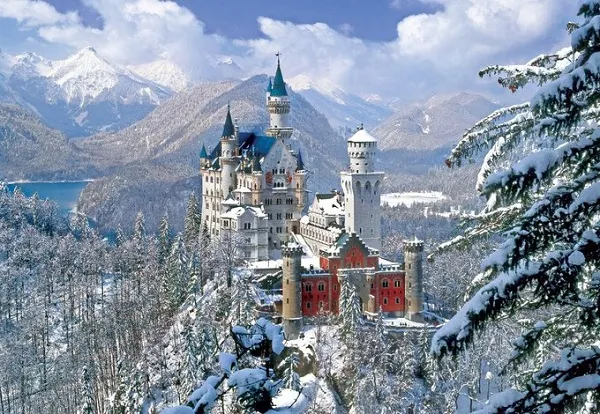 alt text: Lâu đài Neuschwanstein, Đức, nguy nga tráng lệ trên đỉnh một ngọn đồi, được bao quanh bởi rừng cây phủ đầy tuyết trắng. Kiến trúc cổ kính và khung cảnh xung quanh tạo nên một vẻ đẹp huyền ảo và lãng mạn.