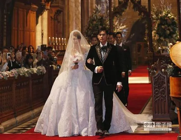 alt text: Lễ cưới Châu Kiệt Luân và Hannah Quinlivan tại nhà thờ Selby Abbey