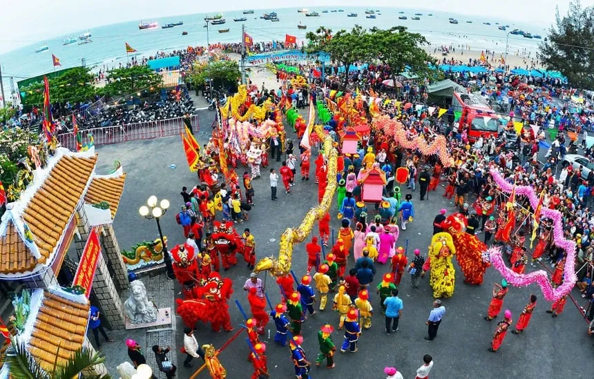 alt text: Lễ hội Dinh Cô với hình ảnh múa lân sư rồng đặc sắc. 