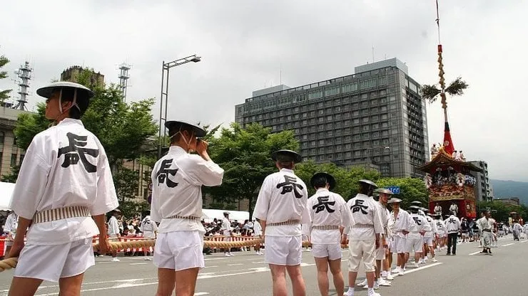 alt text: Lễ hội Gion Matsuri với những cỗ kiệu rực rỡ