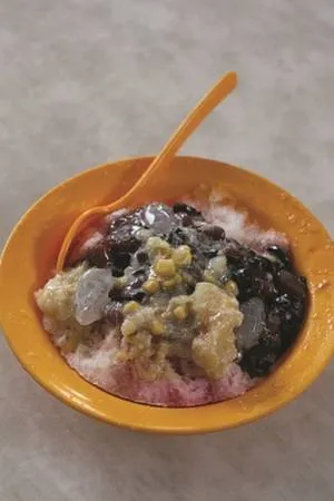 alt text: Ly Ice Kacang với đá bào, đậu đỏ, ngô và các nguyên liệu khác