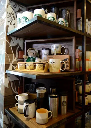 alt text: Ly sứ Starbucks in hình địa danh
