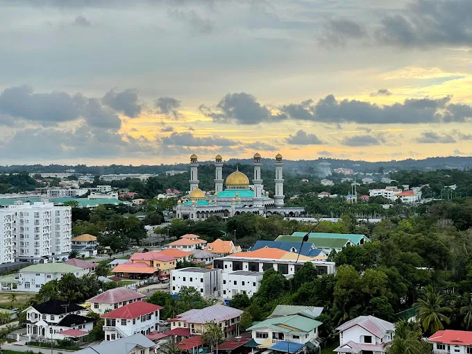 alt text: Mái vòm vàng và kiến trúc tinh xảo của nhà thờ Hồi giáo Jame Asr Hassanil Bolkiah