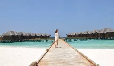 alt text: Maldives với biển xanh, cát trắng và những bungalow trên mặt nước