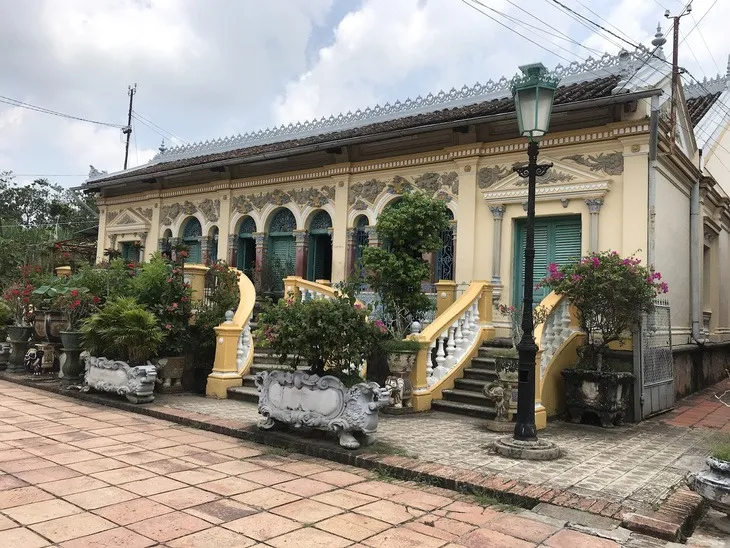alt text: Mặt tiền nhà cổ Bình Thủy mang đậm phong cách kiến trúc Pháp