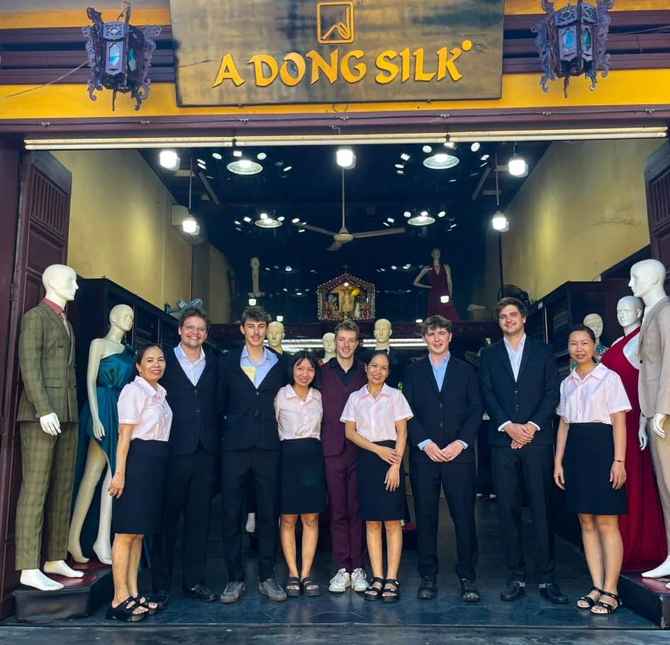 alt text: Mặt tiền tiệm may A Dong Silk tại Hội An