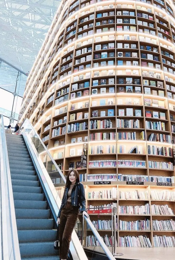 alt text: MC Mai Ngọc tại thư viện Starfield, Seoul