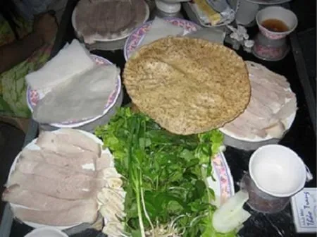 Alt text: Món bánh tráng cuốn thịt heo, đặc sản Đà Nẵng