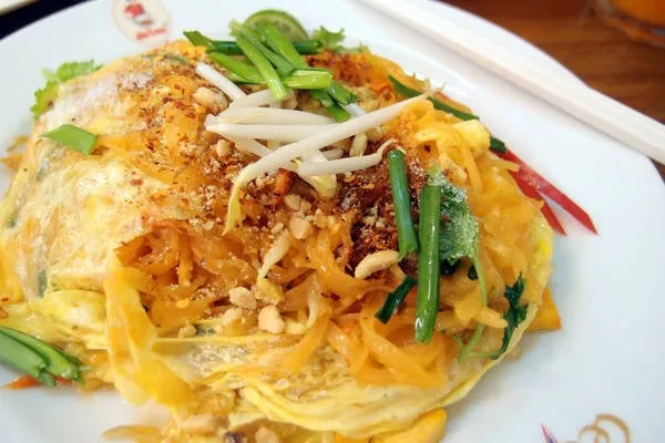 alt text: Món Pad See Ew (phở xào) hấp dẫn của ẩm thực Thái Lan. Ảnh: Misstamchiak